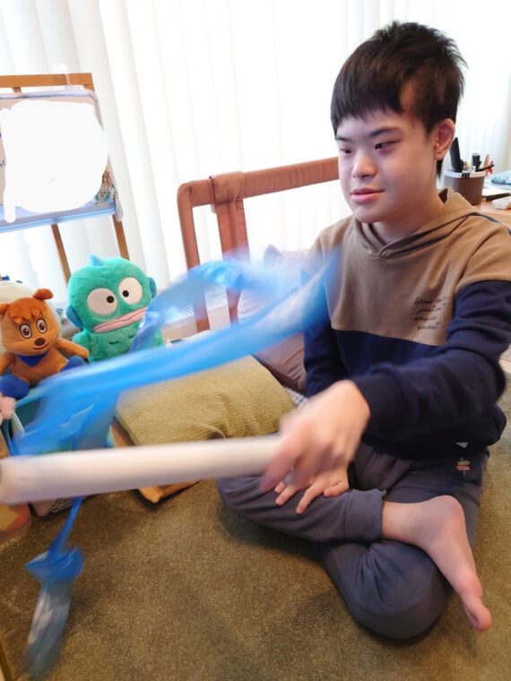 ダウン症の重度障害児がハマったおすすめの手作りおもちゃで遊ぶ様子